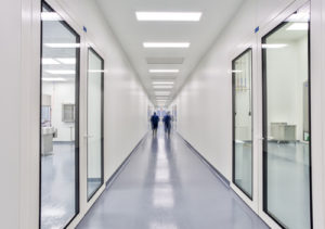 Découvrez nos formations spécialisées en nettoyage de salle blanche, conçues pour initier ou perfectionner vos équipes à la maîtrise des protocoles de décontamination en Zone à Atmosphère Contrôlée (ZAC), selon la classification ISO 7 ou ISO 8 adaptée à votre secteur d'activité.