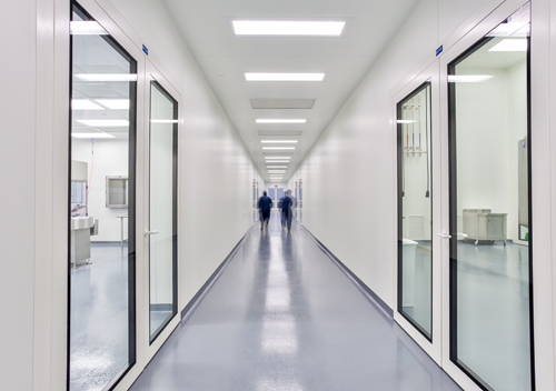 Découvrez nos formations spécialisées en nettoyage de salle blanche, conçues pour initier ou perfectionner vos équipes à la maîtrise des protocoles de décontamination en Zone à Atmosphère Contrôlée (ZAC), selon la classification ISO 7 ou ISO 8 adaptée à votre secteur d'activité.